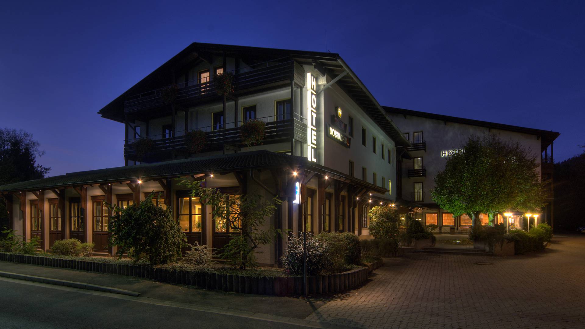 Das Hotel Dobrachtal bei Nacht mit Beleuchtung