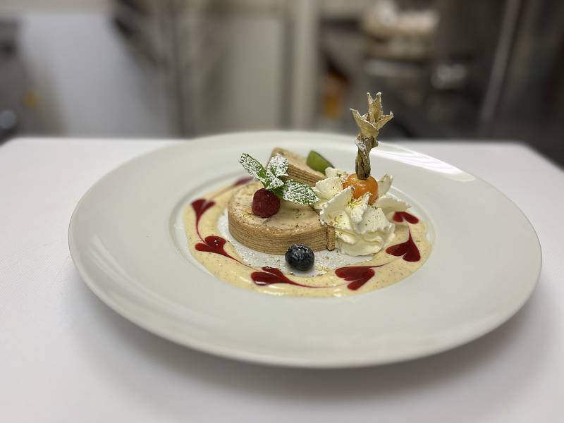 Pralinenparfait im Baumkuchenmantel