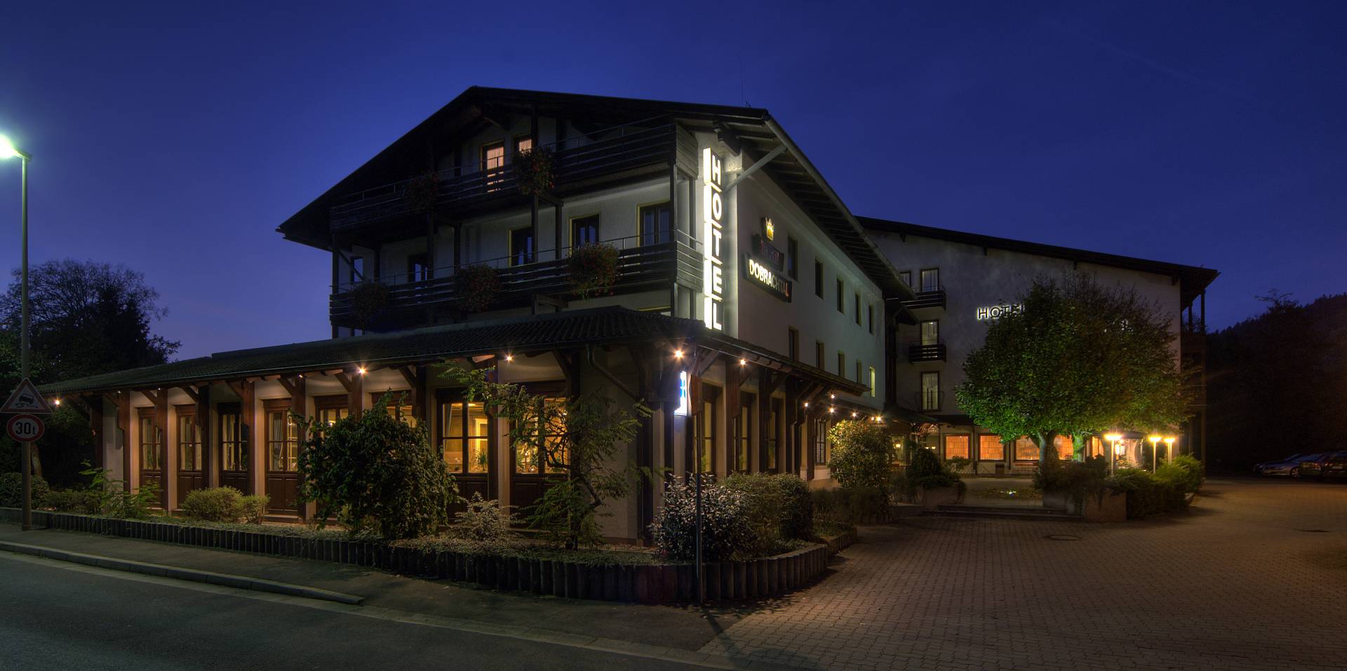 Das Hotel Dobrachtal bei Nacht mit Beleuchtung