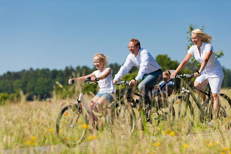 Familie fährt mit dem Fahrrad durch die Natur