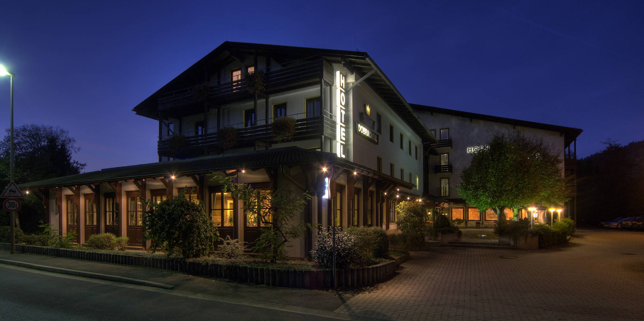 Night shot of the hotel Dobrachtal from the outside