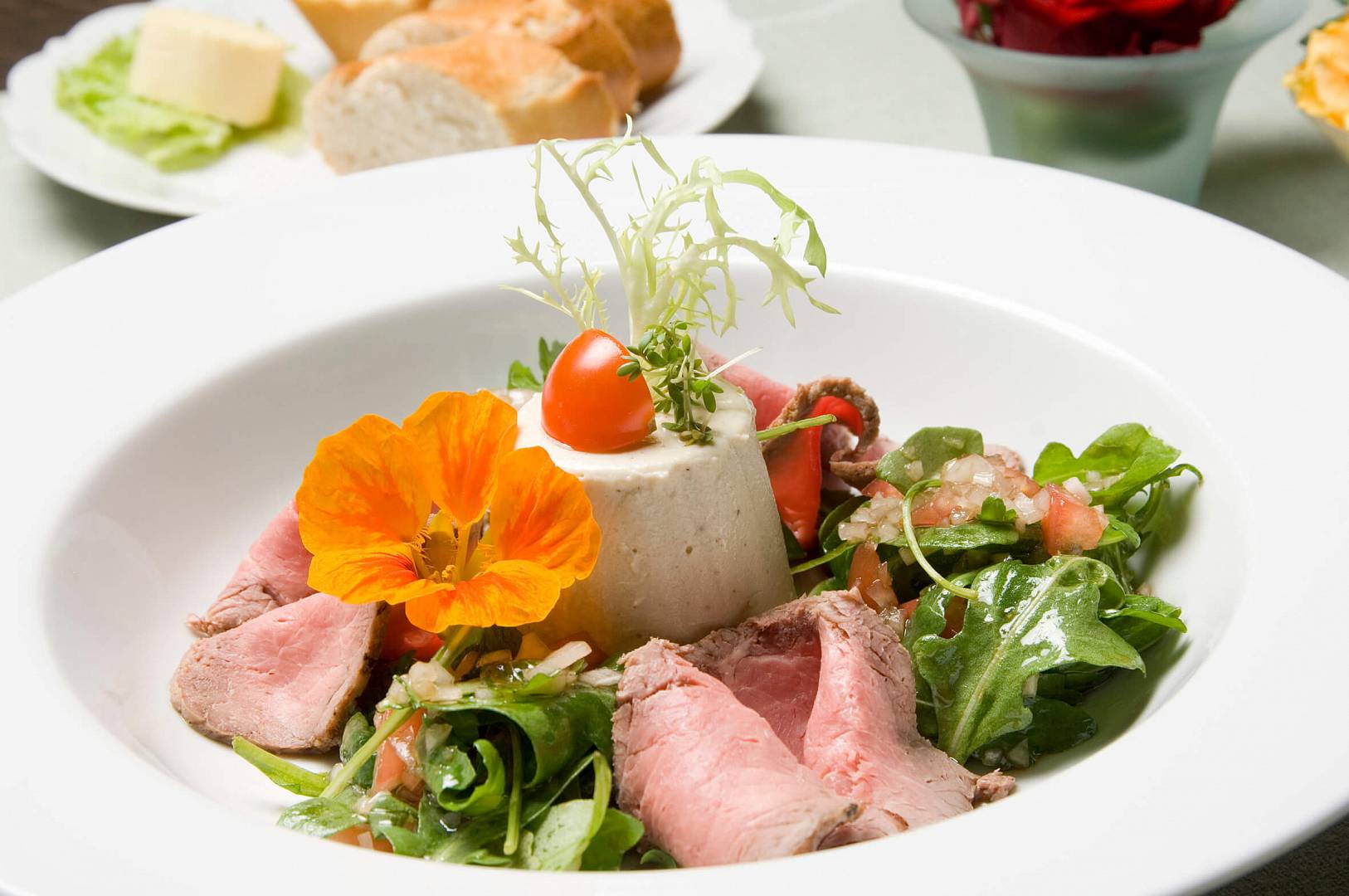 Liebevoll angerichtetes Steinpilzparfait mit Salat