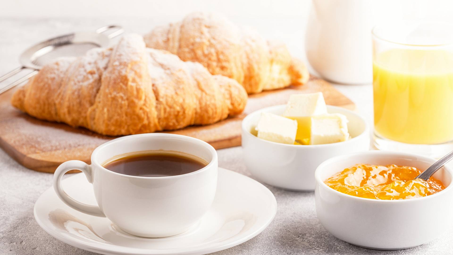 Frühstück mit Croissant, Kaffee und Konfitüre