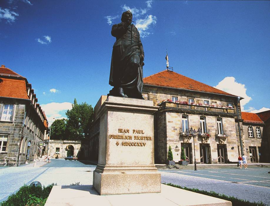 Ein Foto des Jean-Paul-Platzes in Bayreuth mit der Ansicht der Jean Paul Statue